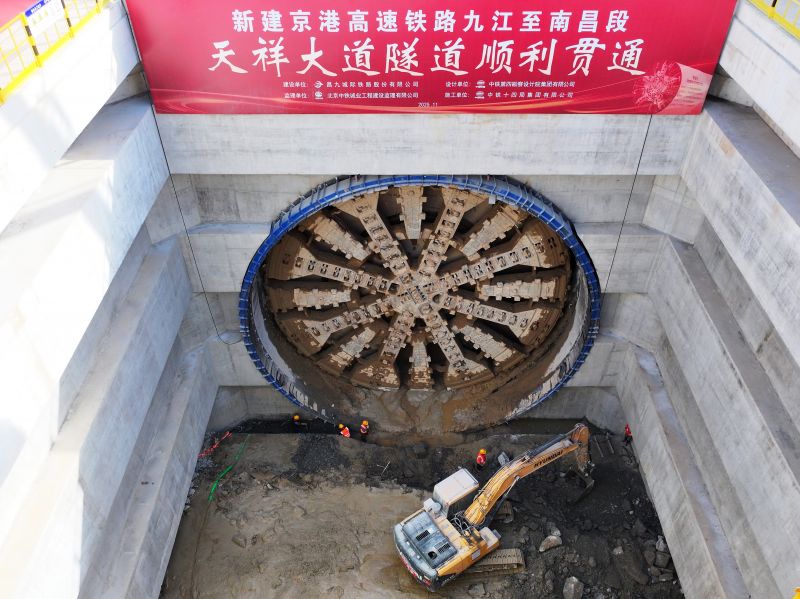 江西首条大直径高铁盾构隧道——京港高铁昌九段天祥大道隧道顺利贯通